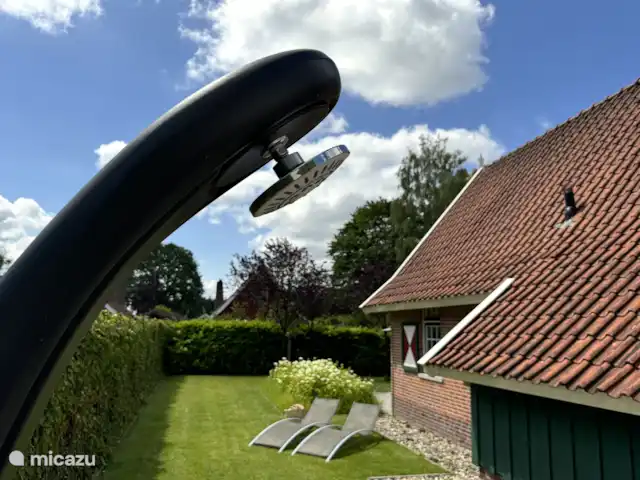 Hoe cool is het om bij warme dagen buiten een verfrissende douche te nemen?